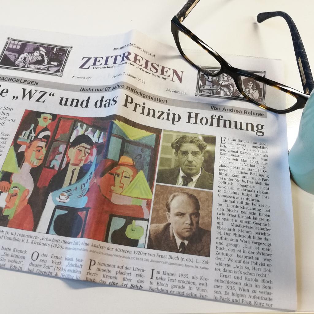Wiener Zeitung Artikel Ernst Krenek Bloch Andrea Reisner mit Lesebrille und Kaffeetasse