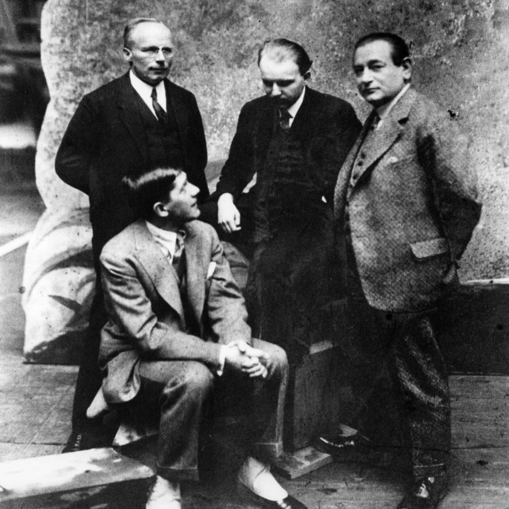 Oskar Kokoschka mit Kapellmeister Ernst Zulauf, Ernst Krenek und Intendant Paul Bekker bei der Uraufführung der Oper „Orpheus und Eurydike“ in Kassel, 27. November 1926, Foto: Max Nehrdich