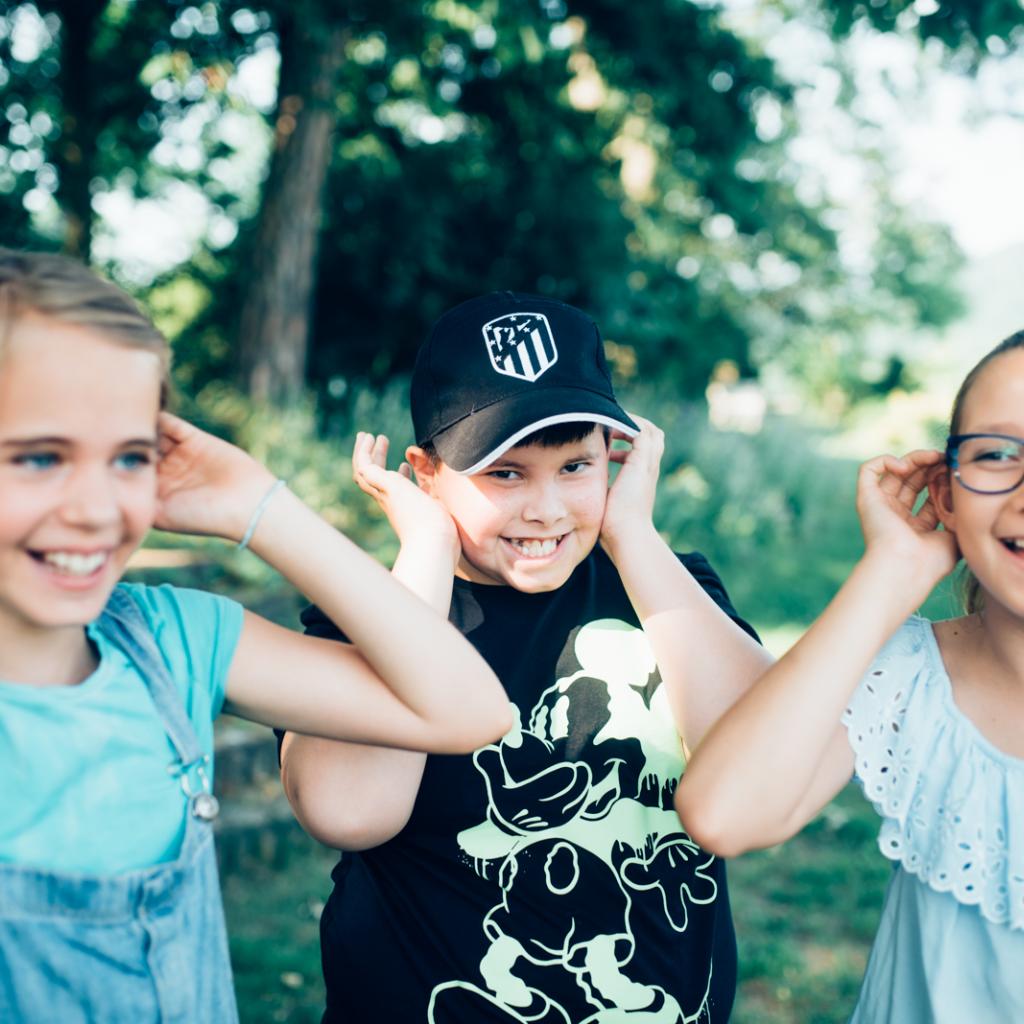 3 Kindern hören der Musik von Ernst Krenek zu