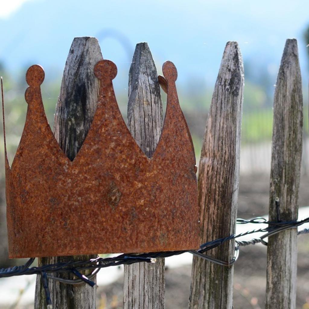 Krone aus Cortenstahl auf Holzzaun