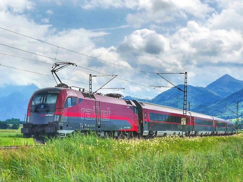 Zug Railjet ÖBB Reisebuch aus den Österreichischen Alpen Ernst Krenek