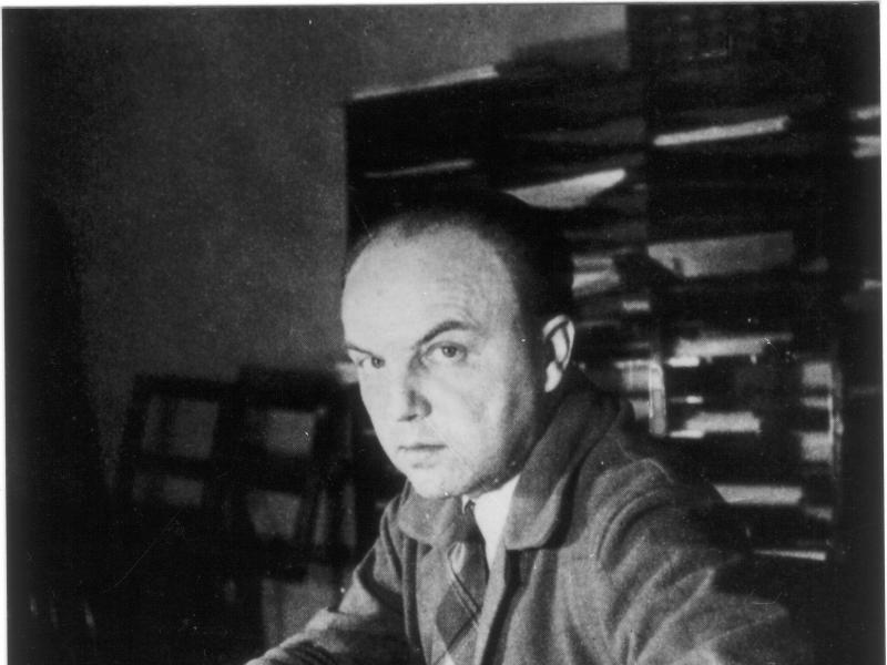 Portrait Ernst Krenek am Schreibtisch sitzend, Hamline University St. Paul Minnesota 1942