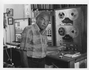 Ernst Krenek in seinem Tonstudio in Palm Springs, 1969