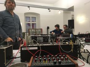 Klangkünstler Gammon beim Workshop "Modular Synthesizer Ensemble" im Ernst Krenek Forum, Jänner 2019