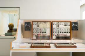 Ernst Kreneks Buchla Synthesizer in der Ausstellung "Zu Gast bei Ernst Krenek (1900-1991)" im Salon Krenek